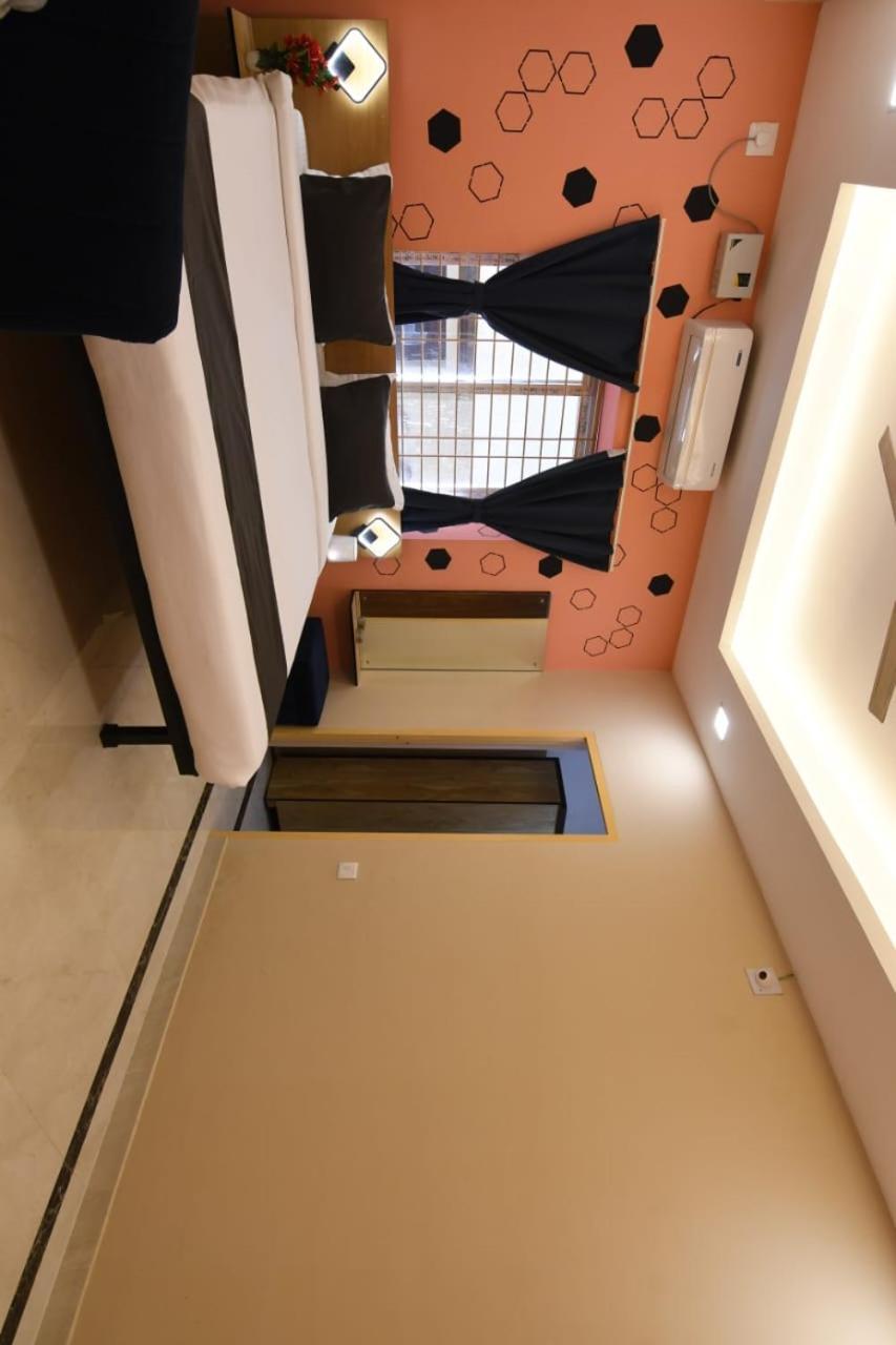 Emerald Euphoria The Luxury Stay Near Infocity Best Seller บูบันเนสชวาร์ ภายนอก รูปภาพ