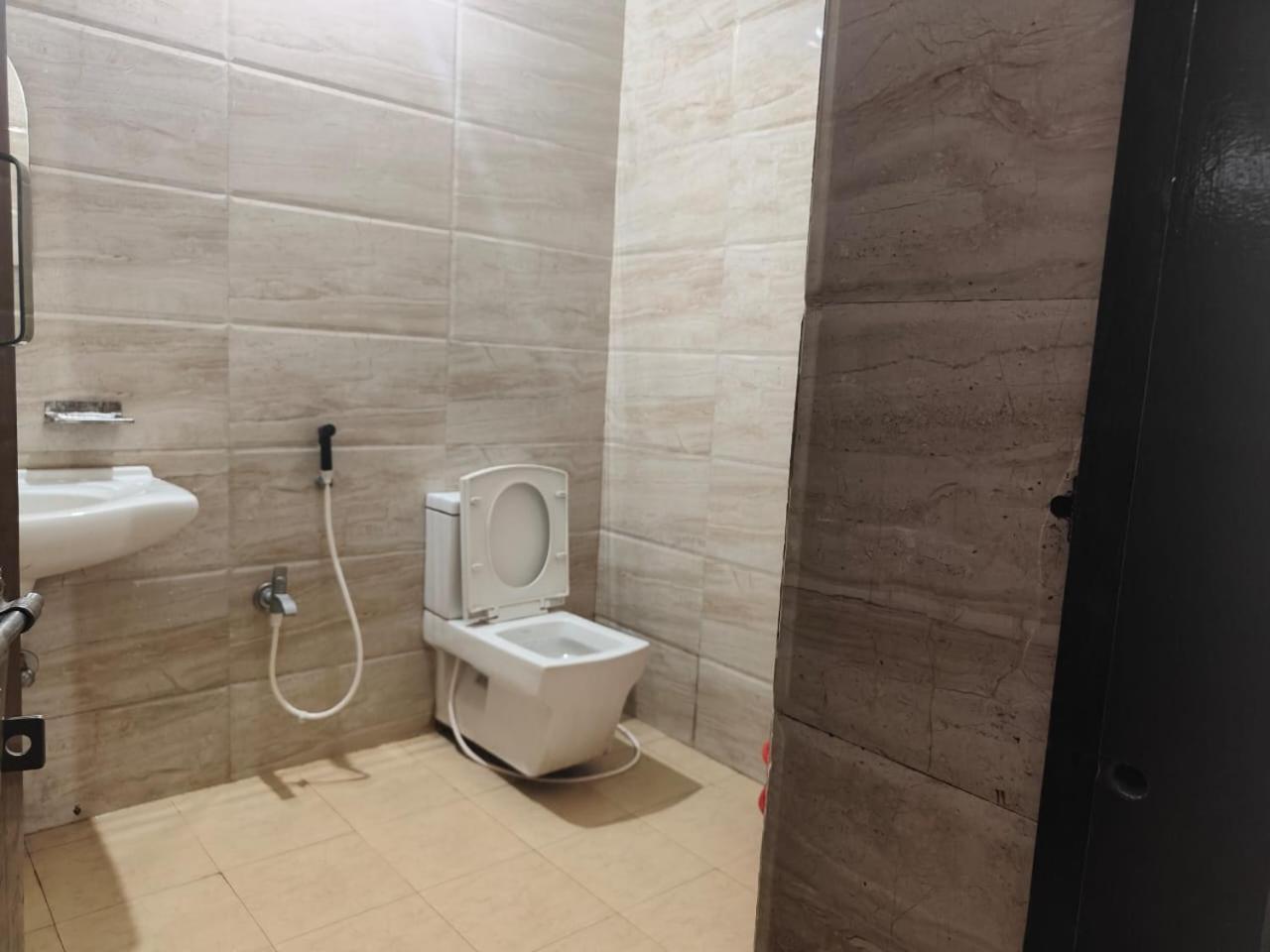 Emerald Euphoria The Luxury Stay Near Infocity Best Seller บูบันเนสชวาร์ ภายนอก รูปภาพ