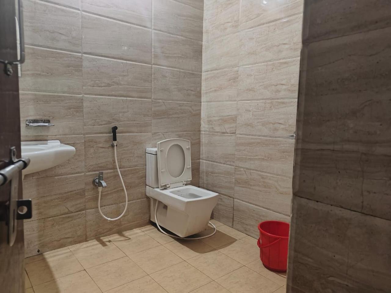 Emerald Euphoria The Luxury Stay Near Infocity Best Seller บูบันเนสชวาร์ ภายนอก รูปภาพ