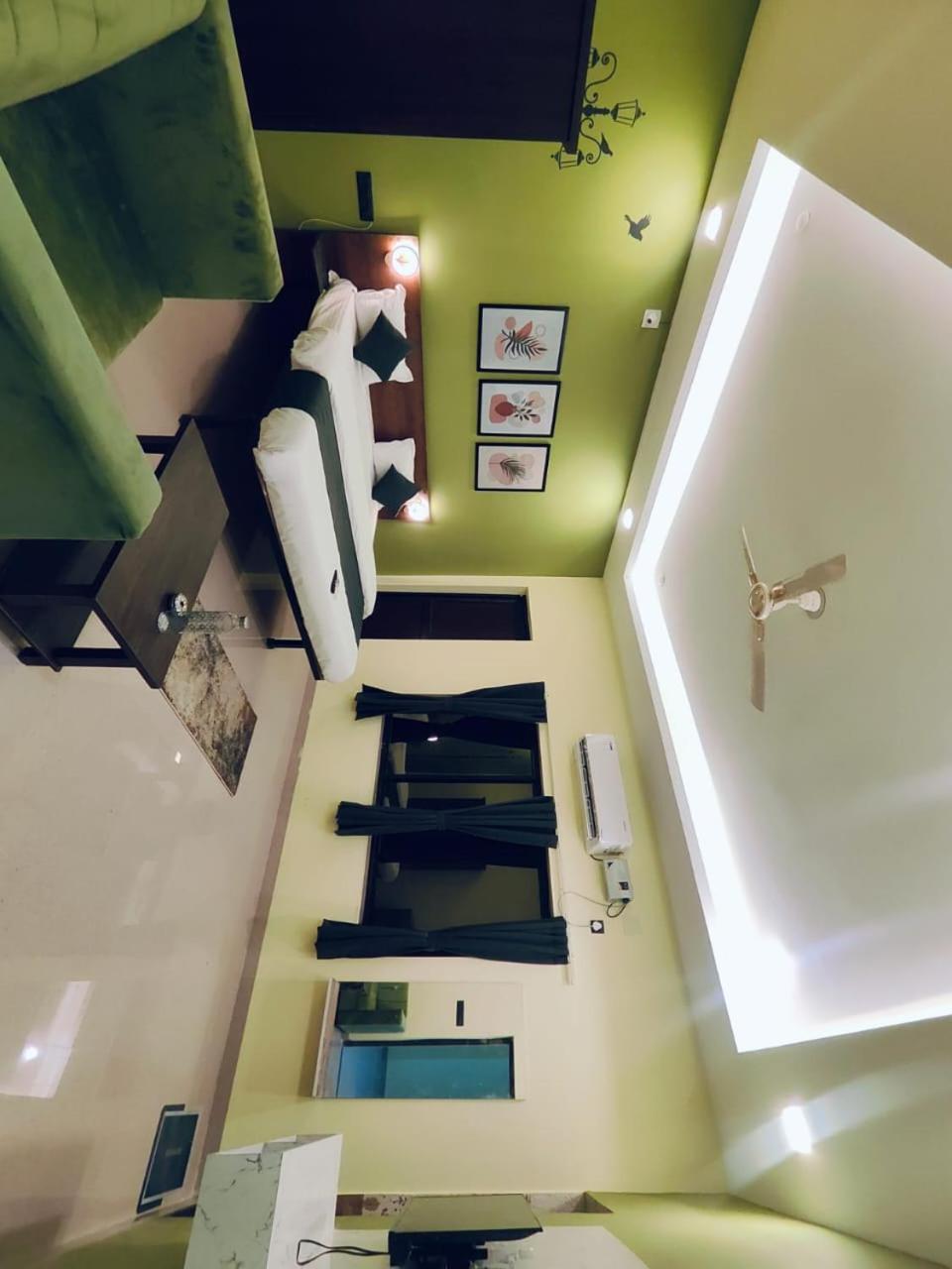 Emerald Euphoria The Luxury Stay Near Infocity Best Seller บูบันเนสชวาร์ ภายนอก รูปภาพ